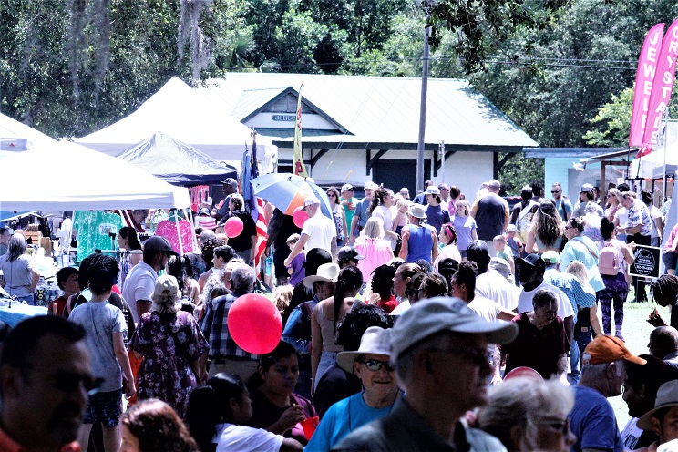 At the festival grounds, the crowd was big but everyone seemed to have no problem navigating to their favorite vendors.